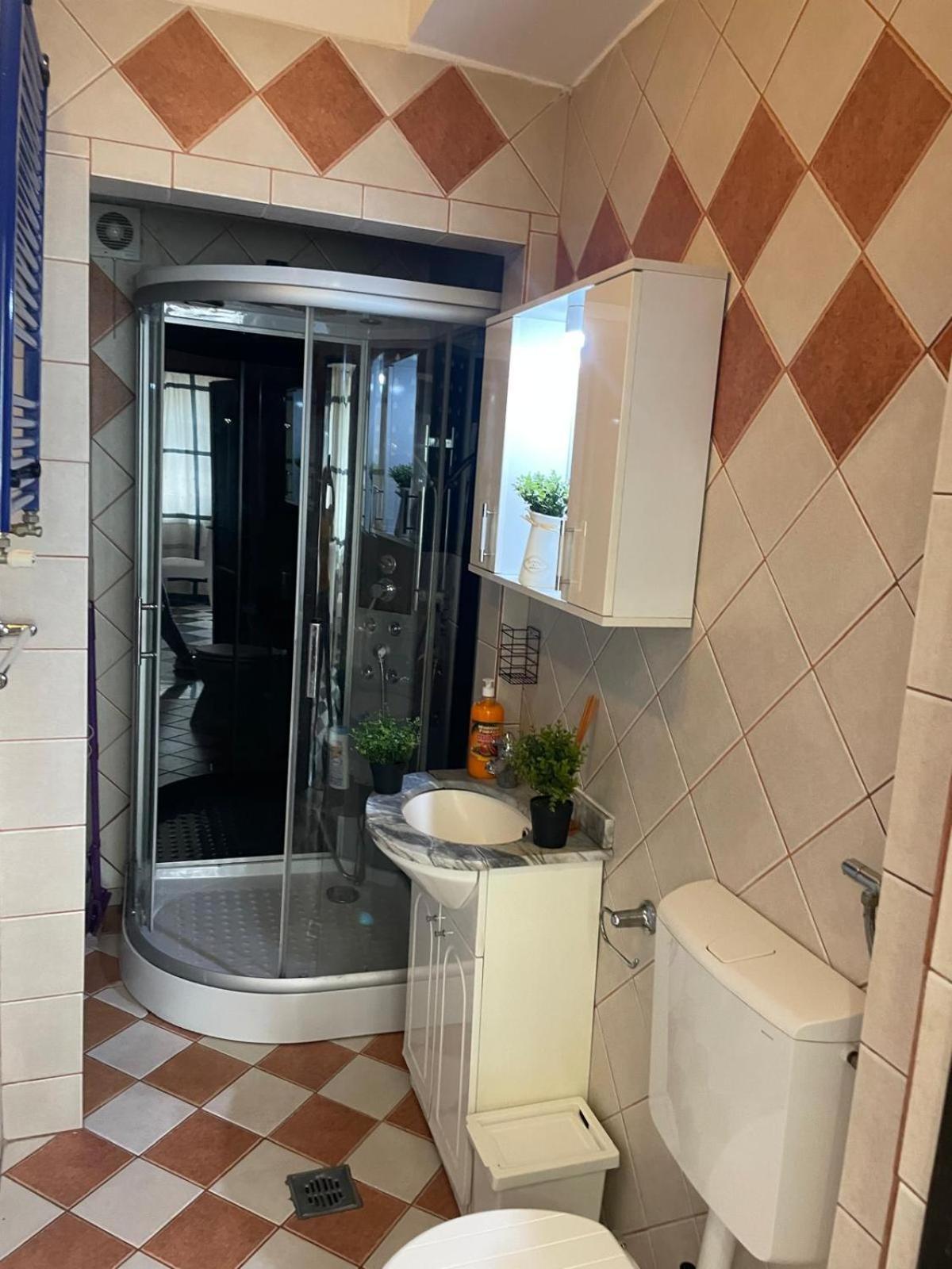 Cozy 1 Bdrm In Center Appartamento *
